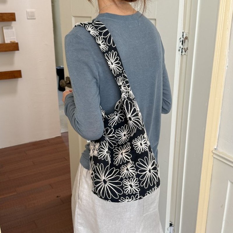 女性用黒白花柄ホーボーバッグ、ラインアートプリント、スラウチ - Hobo Bag Slouchy のレビューと価格