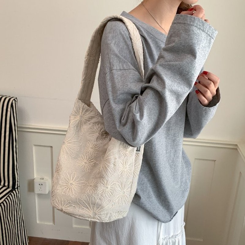 女性用黒白花柄ホーボーバッグ、ラインアートプリント、スラウチ - Hobo Bag Slouchy のレビューと価格