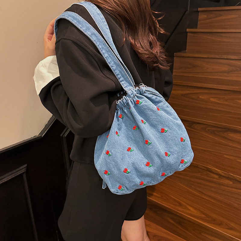 チェリー刺繍デニム巾着バケットバッグ女性軽量ショルダーハンド - Women Bags Jeans のレビューと価格
